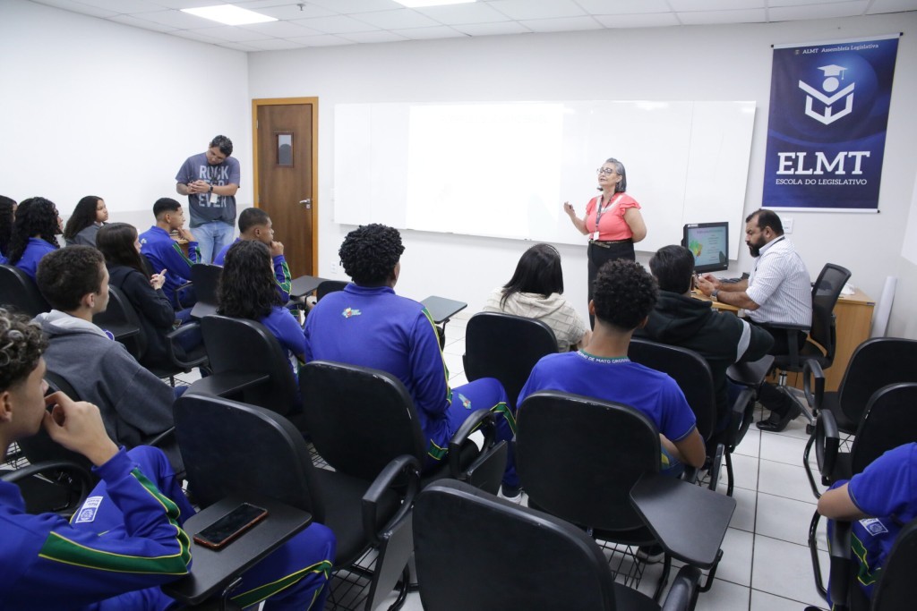 No momento, você está visualizando Por Dentro do Parlamento recebe alunos do ensino médio de Poxoréu