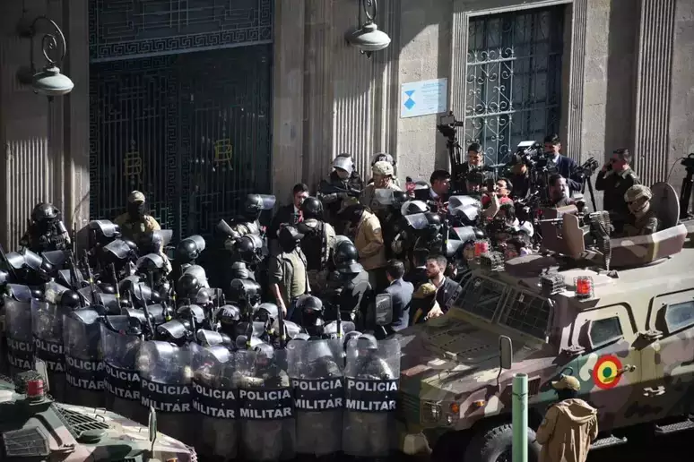 No momento, você está visualizando Presidente da Bolívia denuncia tentativa de golpe; militares invadem palácio presidencial
