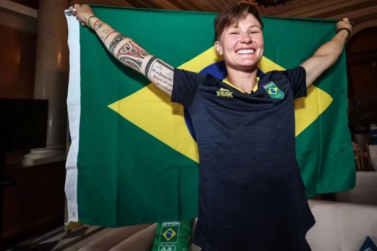No momento, você está visualizando Da luta contra o câncer às Olimpíadas; conheça a porta-bandeira do Brasil