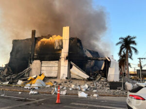 Leia mais sobre o artigo Incêndio de grandes proporções destrói Shopping Popular em Cuiabá