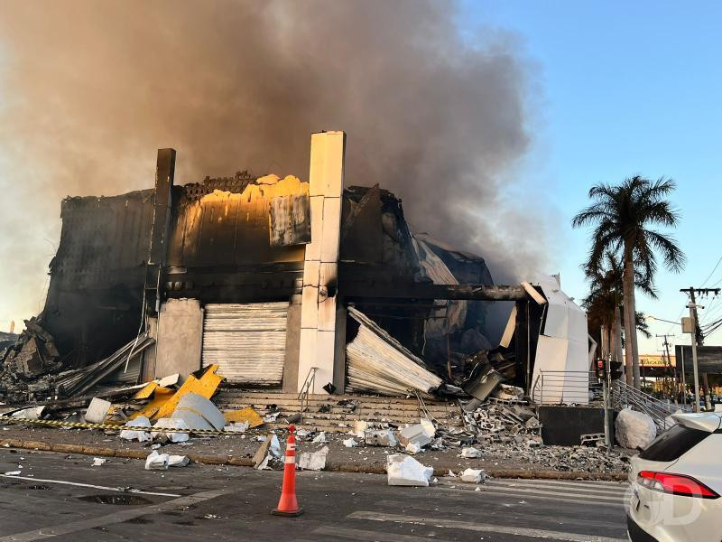 No momento, você está visualizando Incêndio de grandes proporções destrói Shopping Popular em Cuiabá