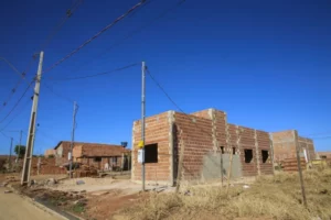 Leia mais sobre o artigo Membros da CST da Moradia Popular da ALMT visitam loteamento em Rondonópolis