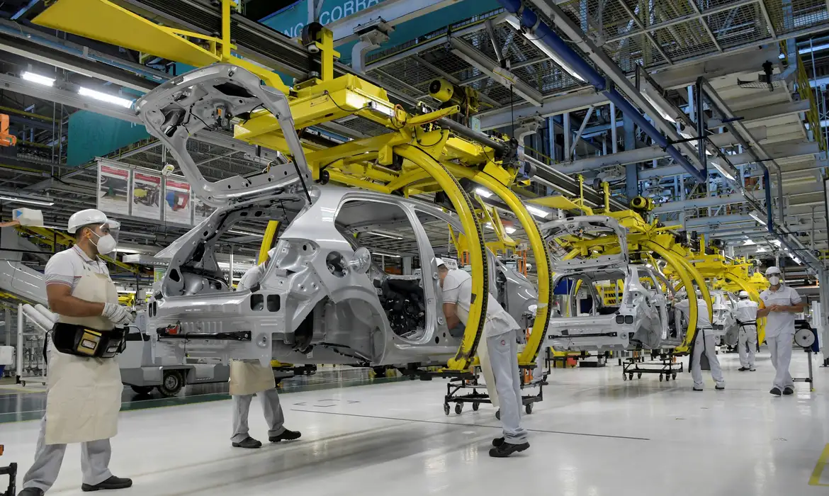 No momento, você está visualizando Produção industrial cai 0,9% em maio, diz IBGE