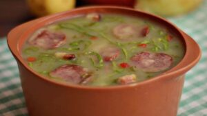 Leia mais sobre o artigo INVERNO: Receita de delicioso caldo verde cremoso com couve
