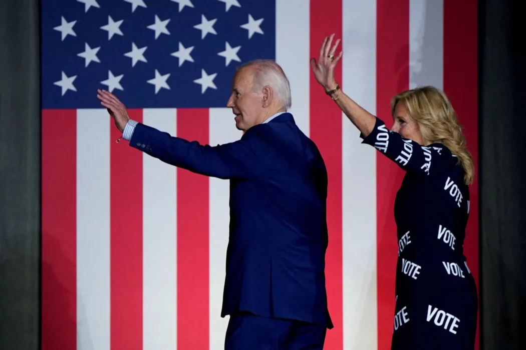 No momento, você está visualizando Um em cada três democratas acha que Biden deveria deixar corrida eleitoral
