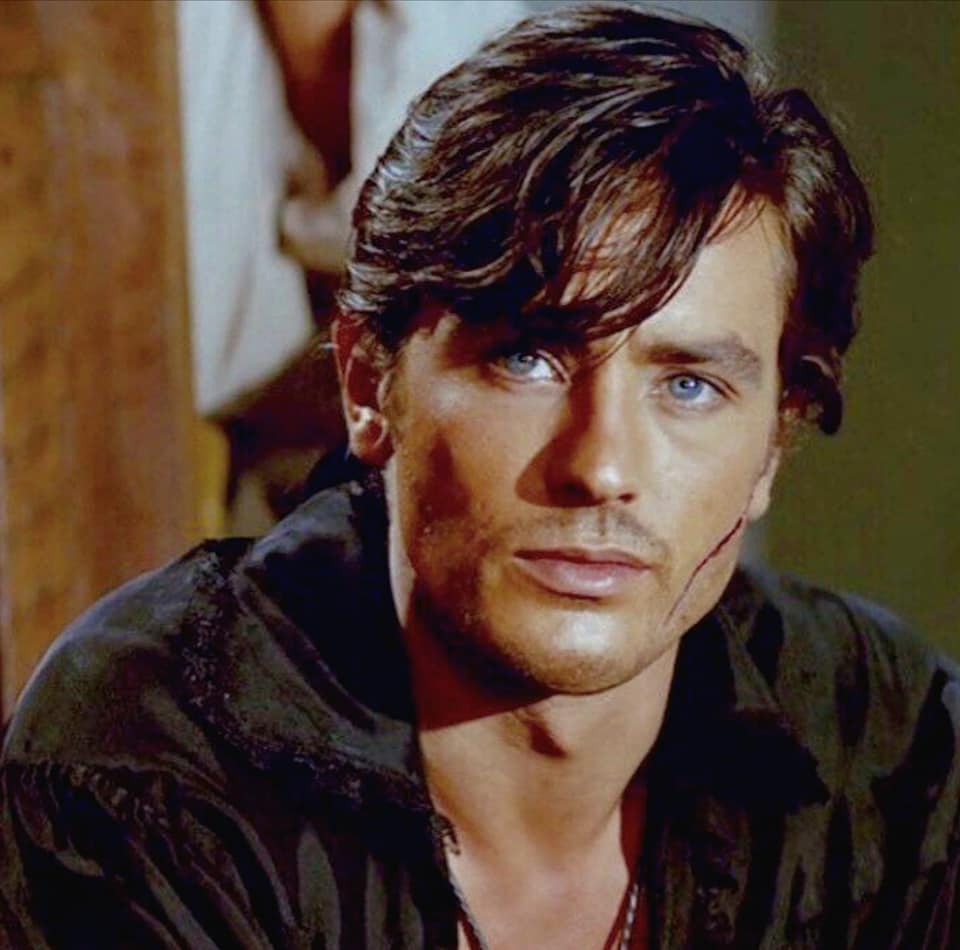 No momento, você está visualizando Ícone do cinema francês, ator Alain Delon morre aos 88 anos