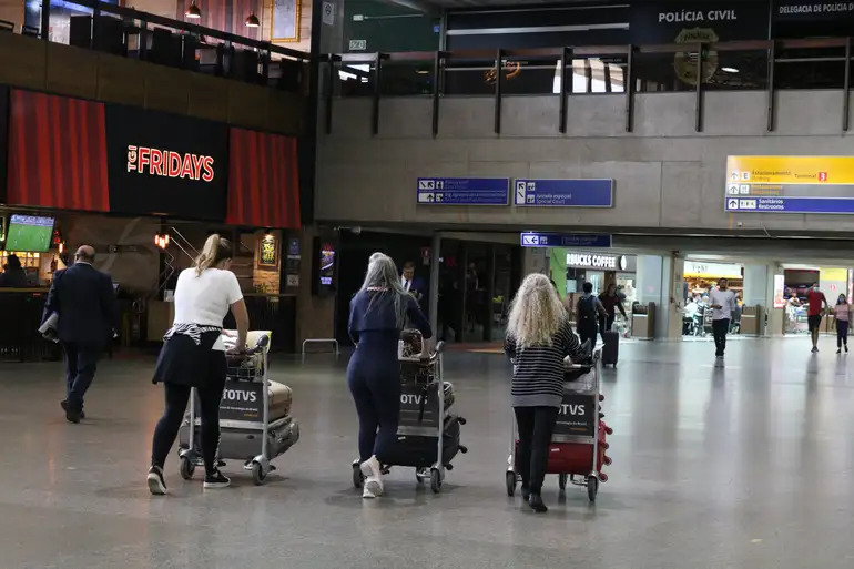 No momento, você está visualizando Imigrante retido em Aeroporto de SP é isolado em hotel após suspeita de mpox
