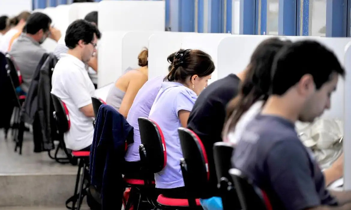 No momento, você está visualizando Lula sanciona lei que libera concurso público pela internet e avaliação psicológica