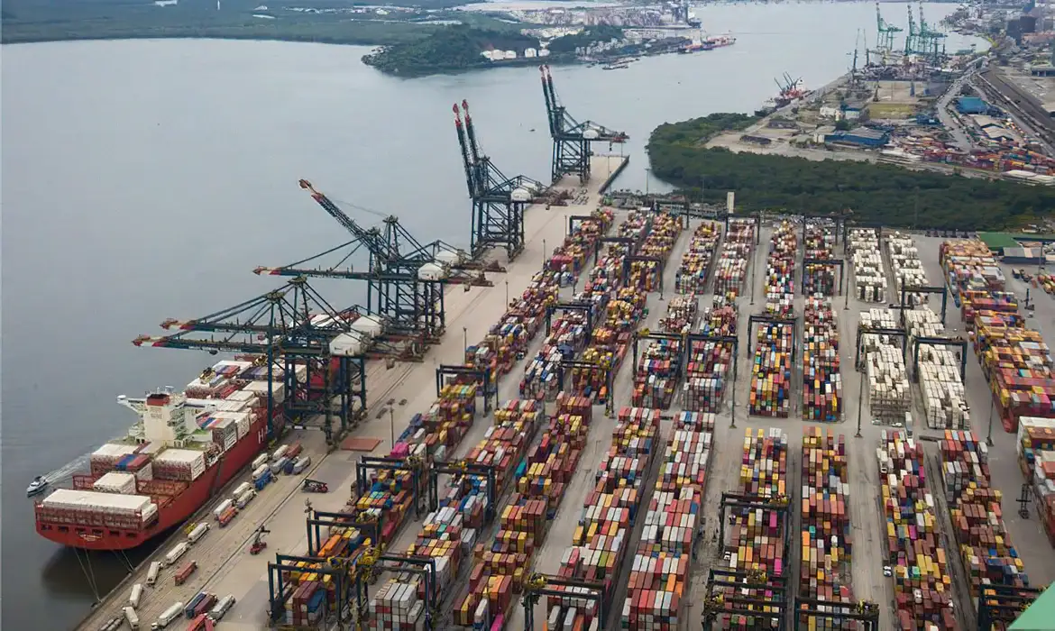 No momento, você está visualizando Balança comercial brasileira terá superávit de US$ 79,8 bi em 2024, indica FGV