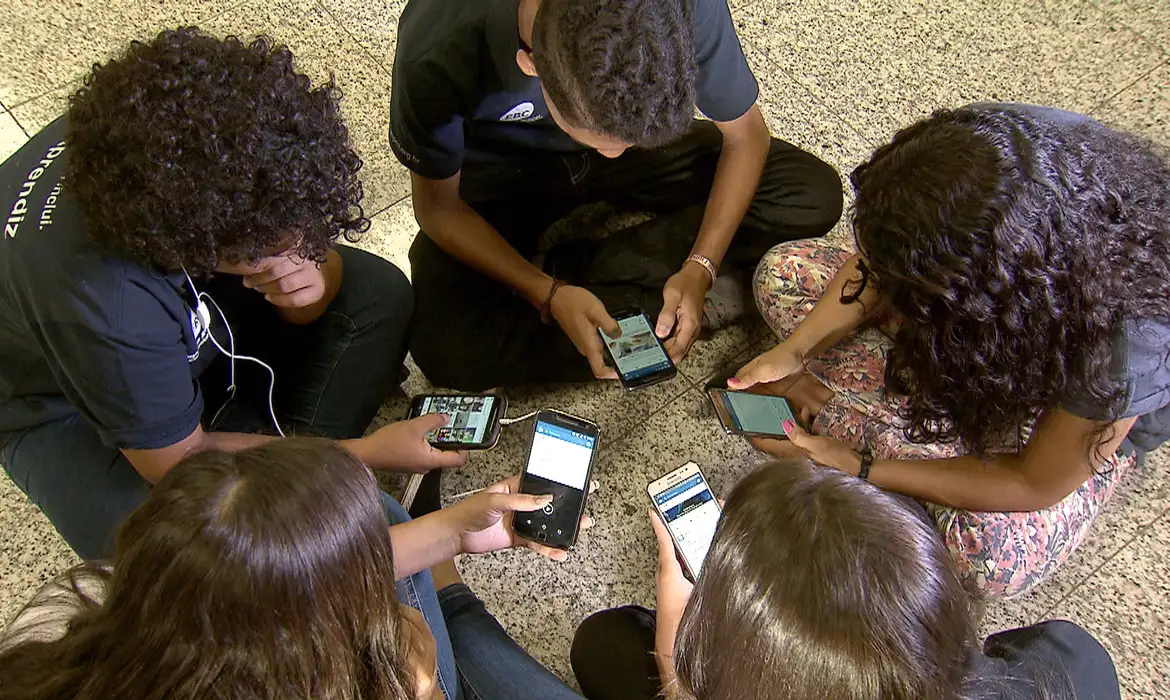 No momento, você está visualizando Câmara aprova projeto que proíbe uso de celular em escolas