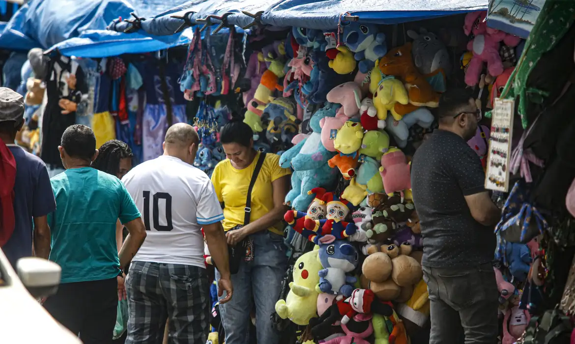 No momento, você está visualizando Comércio recua 0,3% em agosto, mas acumula alta em 2024