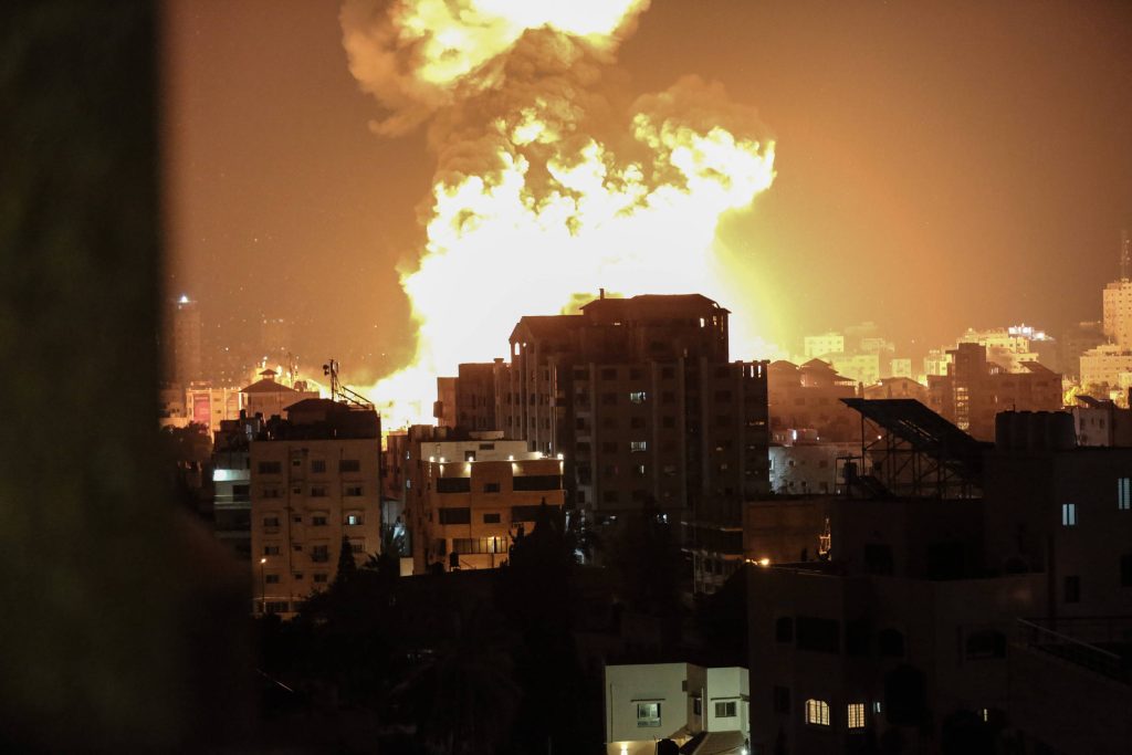 No momento, você está visualizando Grande explosão atinge Beirute e Israel ataca alvos do Hezbollah
