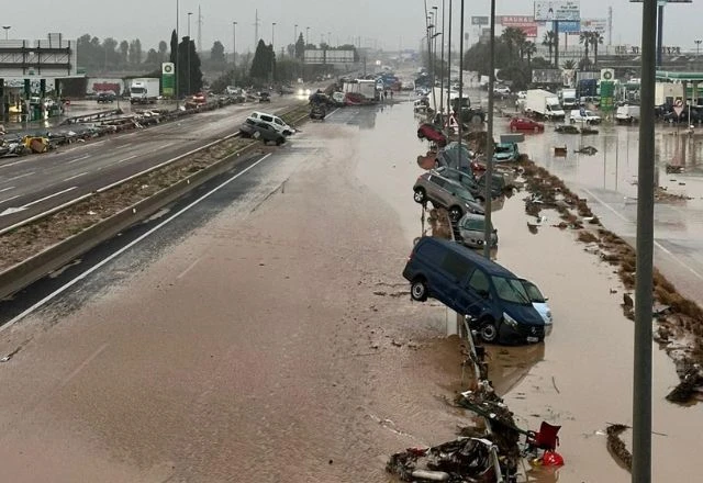 No momento, você está visualizando ENCHENTE ESPANHA: moradores sem comida e lojas saqueadas