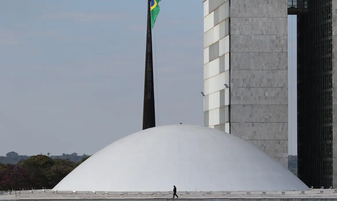 No momento, você está visualizando Senado adia votação de projeto que protege crianças em ambientes digitais