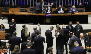 Leia mais sobre o artigo Câmara aprova urgência para corte de gastos e governo promete negociar