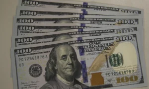 Leia mais sobre o artigo Dólar fecha a R$ 6,09 após bater R$ 6,20 durante a tarde de ontem