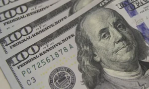 Leia mais sobre o artigo Mesmo com novo leilão do BC, dólar tem leve alta e Bolsa sobe