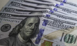 Leia mais sobre o artigo Dólar vira e cai para o patamar de R$ 6,15 na primeira sessão de 2025