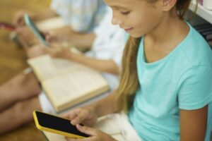 Leia mais sobre o artigo Lei que restringe uso de celulares nas escolas é aprovada; saiba mais