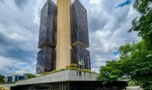 Leia mais sobre o artigo Mercado volta a subir projeção para o dólar em 2026