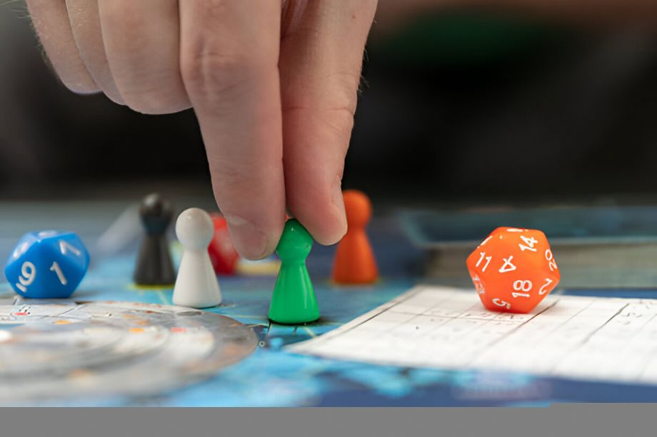 No momento, você está visualizando Evento gratuito reúne fãs de jogos de tabuleiro em celebração ao Orgulho Nerd