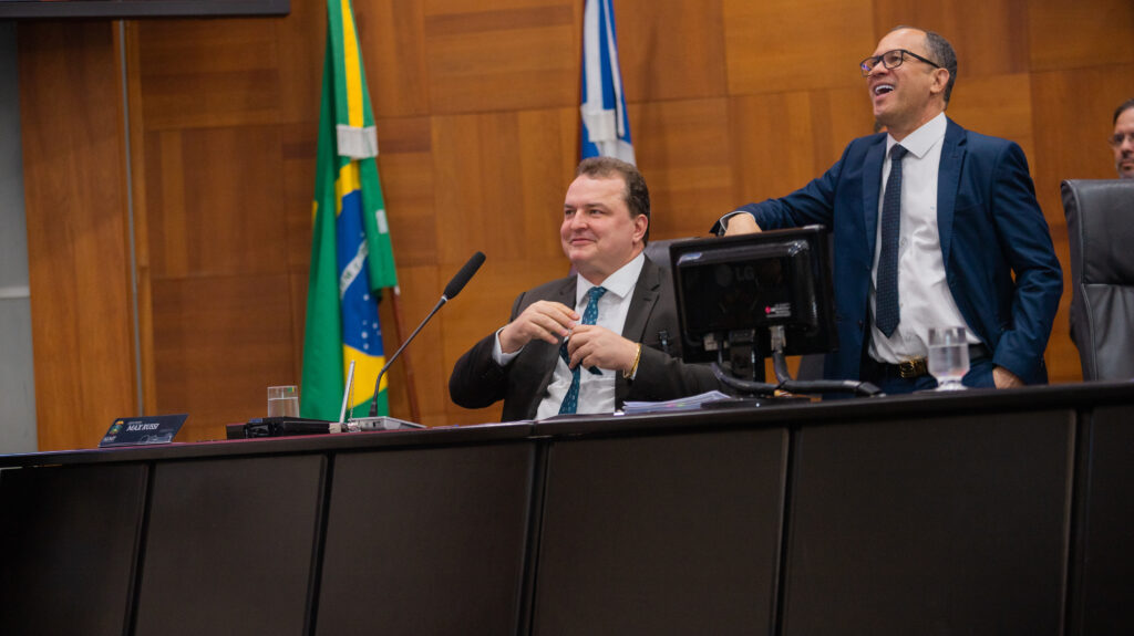 No momento, você está visualizando Max Russi prestigia inauguração de praça em Pontal do Araguaia