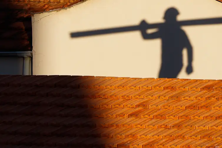 No momento, você está visualizando Salário na construção civil recua 22% em dez anos, diz IBGE