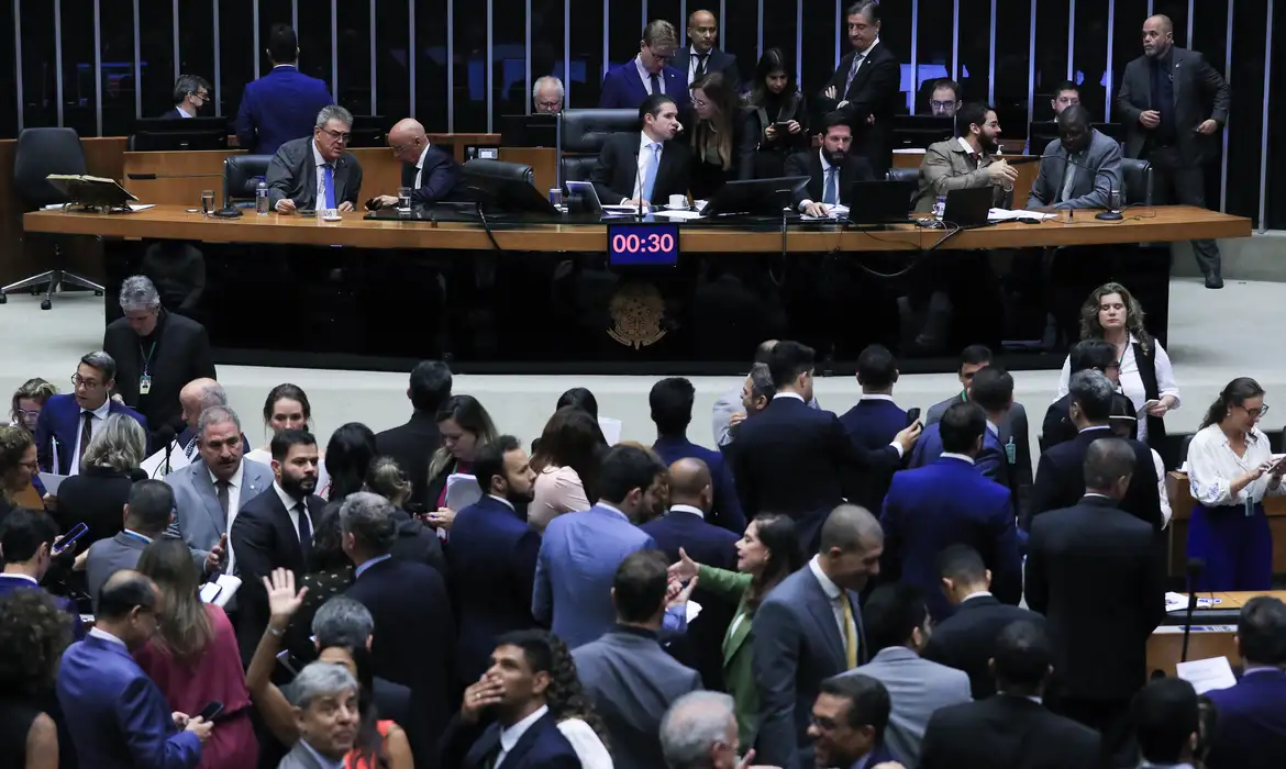 No momento, você está visualizando Câmara dos Deputados aprova urgência para suspender decreto do IOF