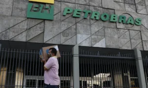 Leia mais sobre o artigo Petrobras reduz em R$ 0,17 gasolina vendida a distribuidoras