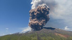 Leia mais sobre o artigo Vulcão Etna expele nuvem de fumaça e assusta turistas na Itália