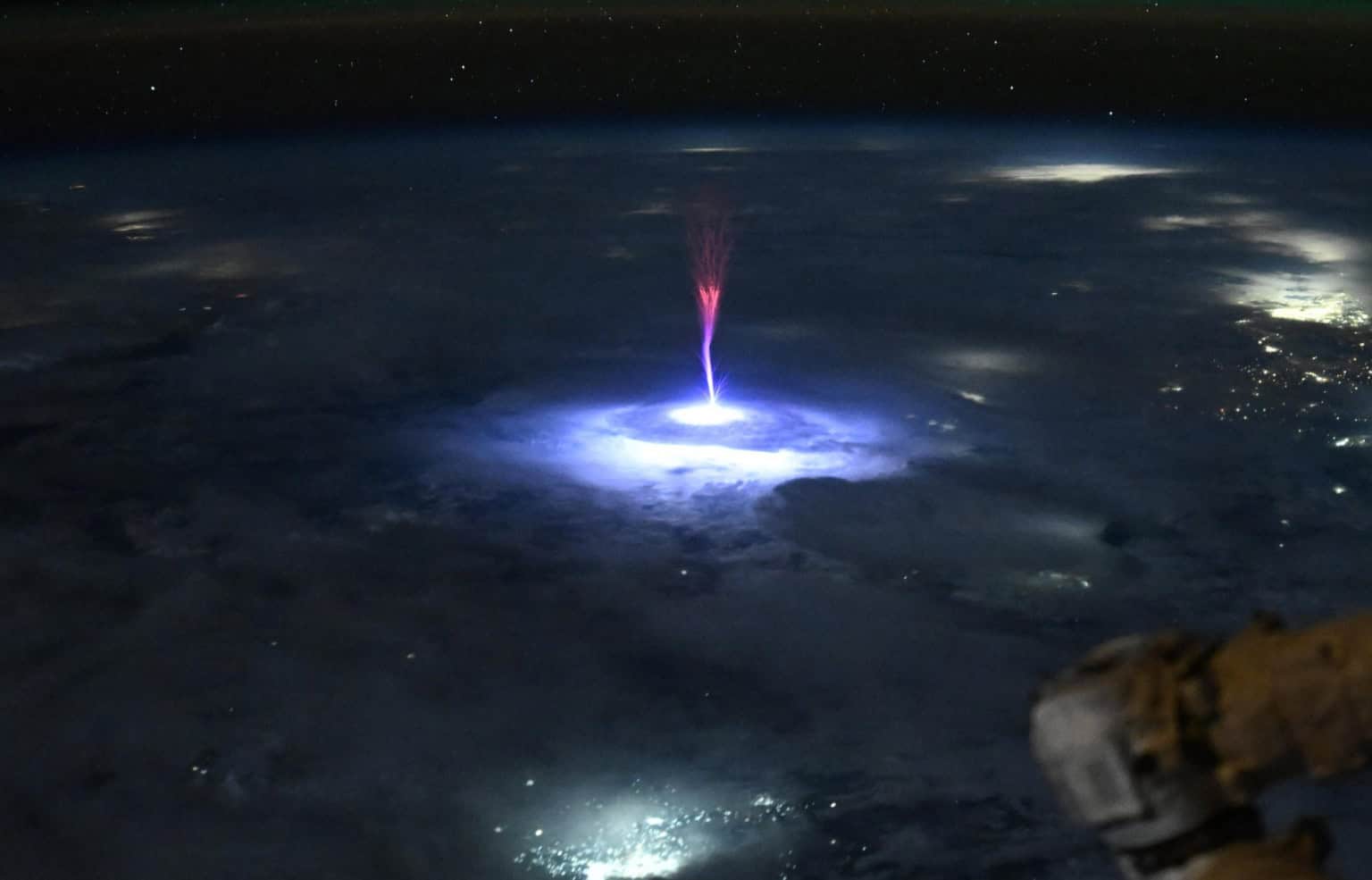 No momento, você está visualizando Astronautas flagram “duendes vermelhos” sobre a Terra