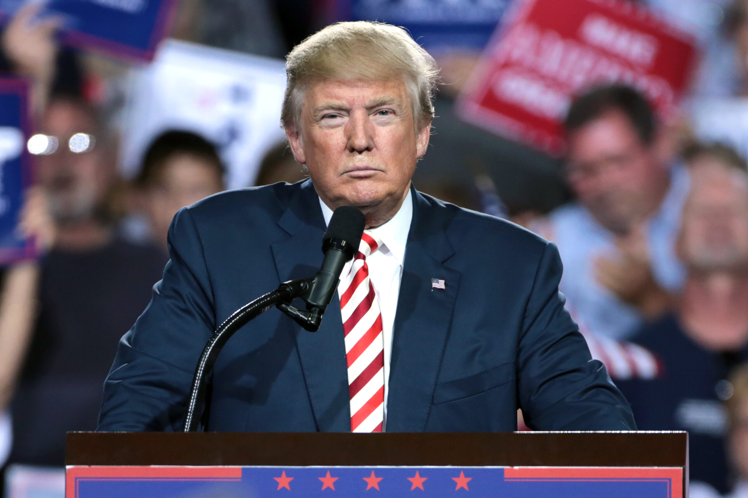 No momento, você está visualizando Trump anuncia tarifa de 50% a produtos brasileiros