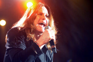 Leia mais sobre o artigo Ozzy Osbourne, vocalista do Black Sabbath morre aos 76 anos