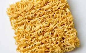 Leia mais sobre o artigo Adolescente de 13 anos morre após comer macarrão instantâneo cru