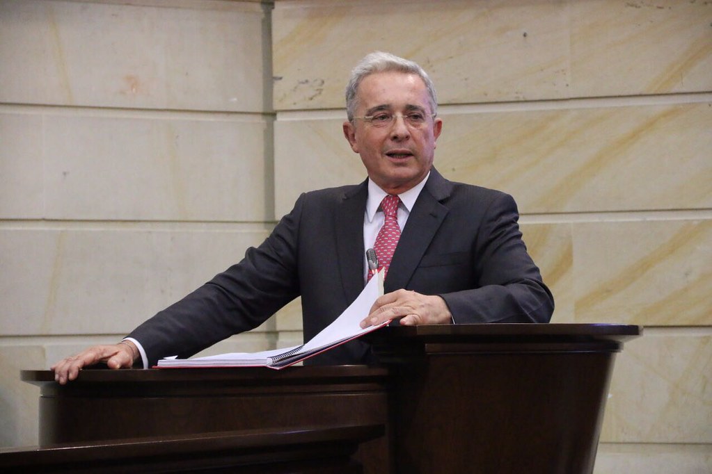 No momento, você está visualizando Álvaro Uribe é condenado a 12 anos de prisão domiciliar