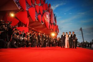 Leia mais sobre o artigo Famosos chegam ao 2º dia do Festival de Veneza, confira!