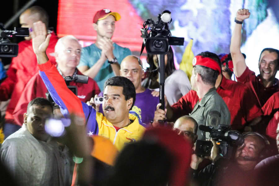 No momento, você está visualizando Maduro convoca novo alistamento militar frente à ameaça dos EUA