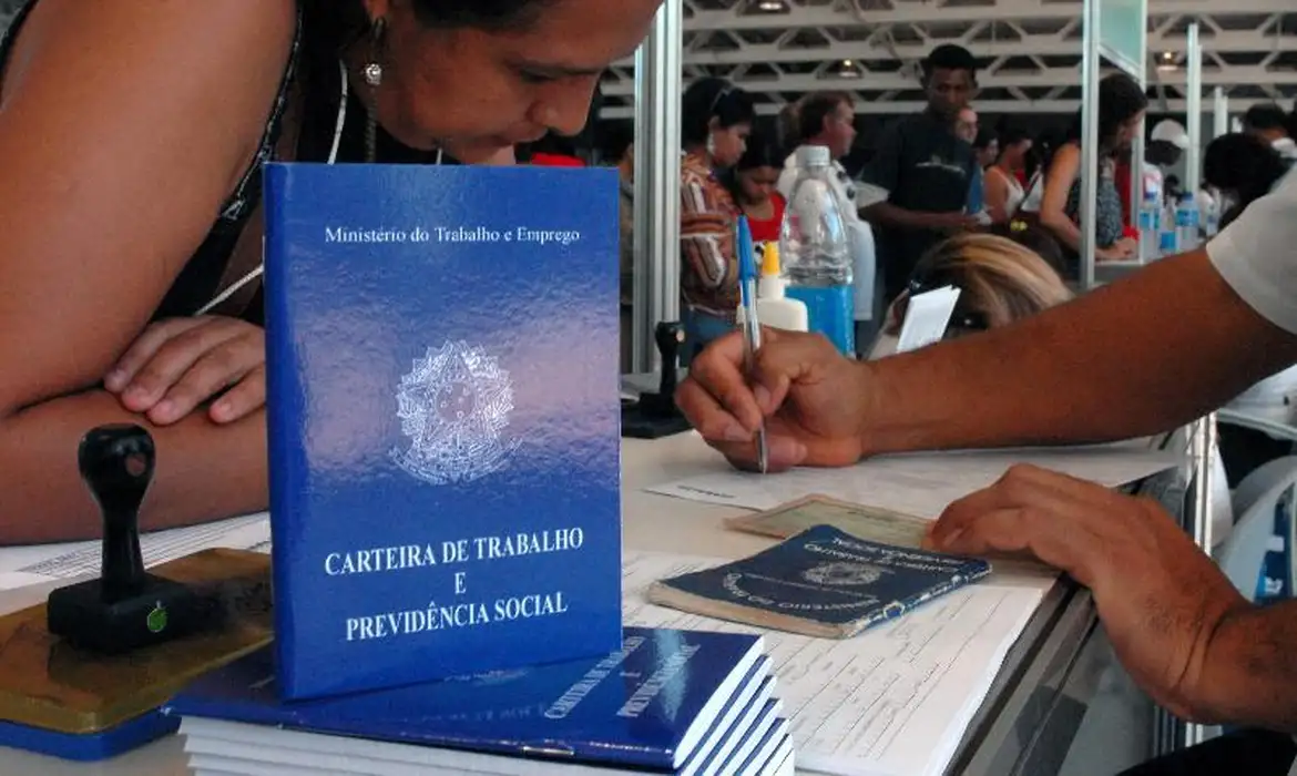 No momento, você está visualizando Número de pessoas em busca de emprego há mais de um ano diminui 21%