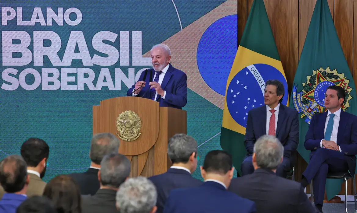 No momento, você está visualizando Governo anuncia R$ 30 bi em crédito para setores afetados por tarifaço