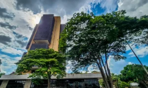 Leia mais sobre o artigo Ata do Copom indica Selic a 15% “por período bastante prolongado”