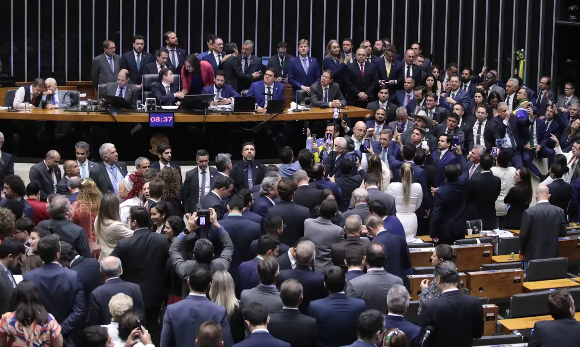 No momento, você está visualizando Câmara aprova urgência para projeto de anistia a golpistas
