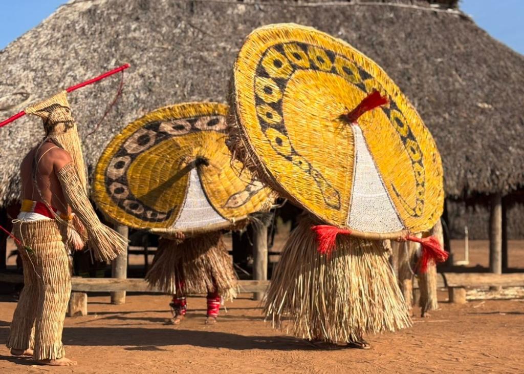 No momento, você está visualizando Casa Cuiabana recebe exposição de máscaras sagradas confeccionados pelo povo Mehinaku, do Alto Xingu