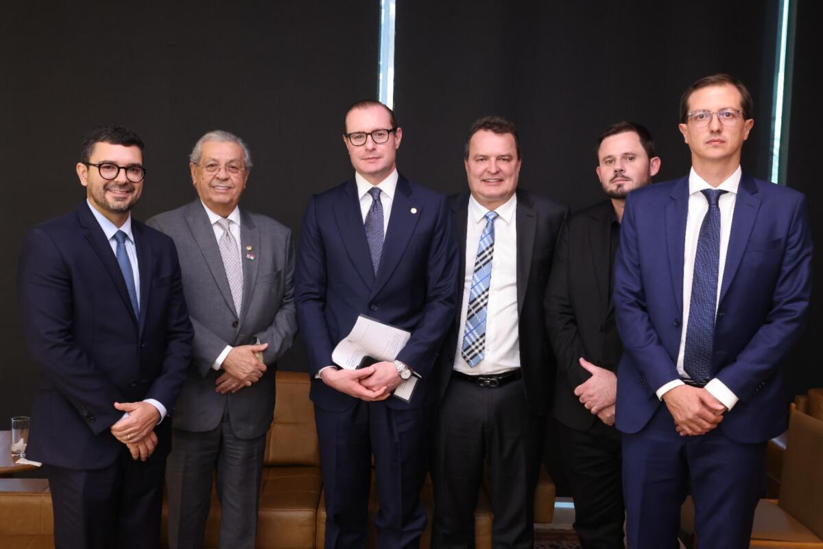 No momento, você está visualizando Deputado Max se reúne com o Ministro do STF, Cristiano Zanin, para tratar sobre a APA das cabeceiras do Rio Cuiabá