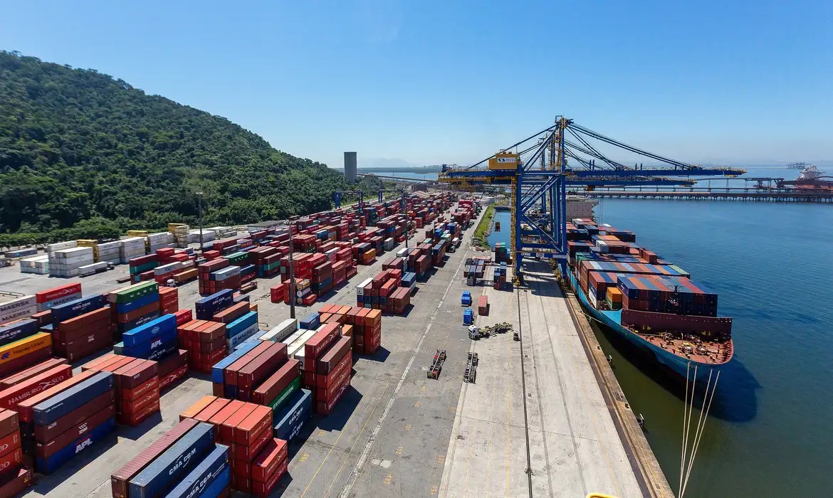 No momento, você está visualizando Empresas afetadas por tarifaço podem pedir crédito do Brasil Soberano
