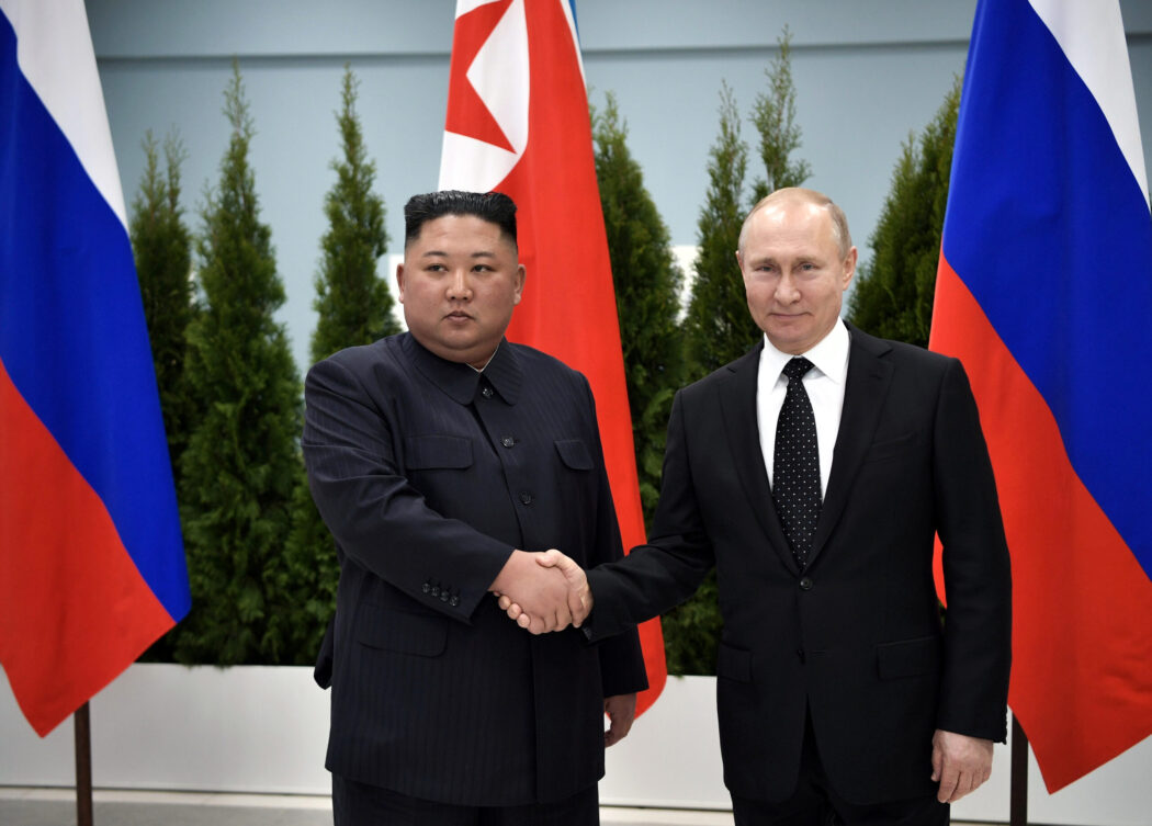 No momento, você está visualizando Kim Jong-un promete apoio total à Rússia e discute parceria com Putin