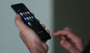 Leia mais sobre o artigo Pesquisa mostra avanço em salas de aula com proibição de celular