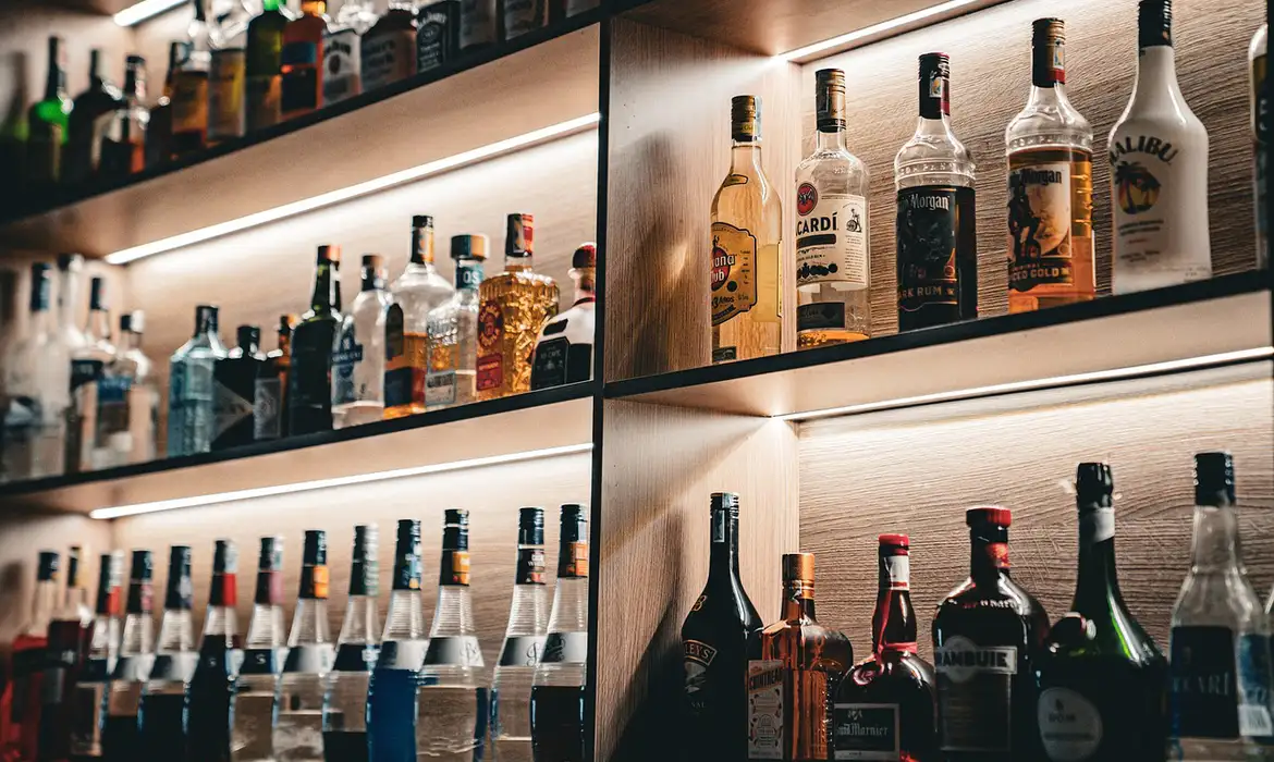 No momento, você está visualizando Câmara aprova urgência para crime hediondo de falsificação de bebidas