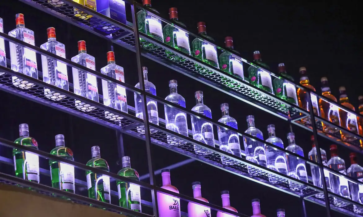 No momento, você está visualizando Governo compra antídotos contra intoxicação por bebidas falsas