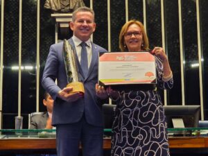 Leia mais sobre o artigo Governo de MT recebe Comenda na alfabetização infantil