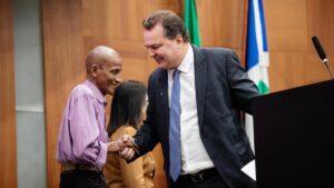 Leia mais sobre o artigo Max Russi homenageia servidores públicos da ALMT